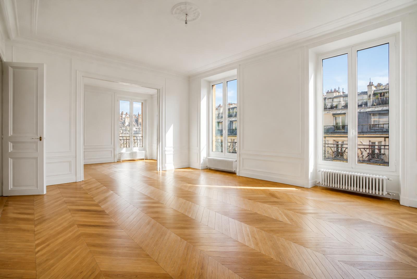 Intérieur lumineux d'un appartement genevois au parquet en point de Hongrie
