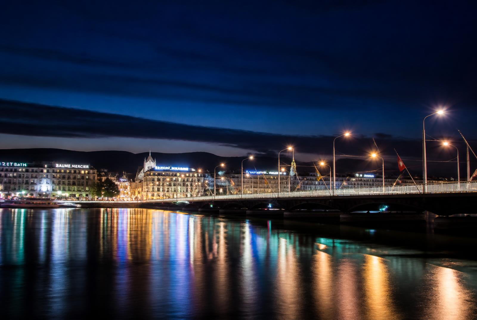 Les quais de Genève et le pont du Mont-Blanc de nuit